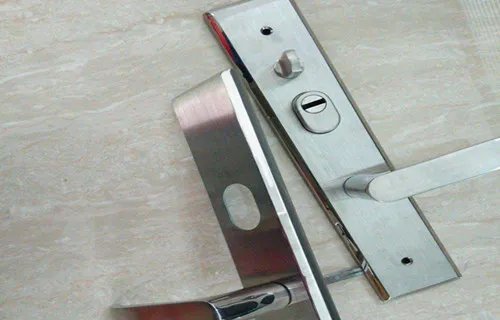 防盗门钥匙插在里面外面怎么开