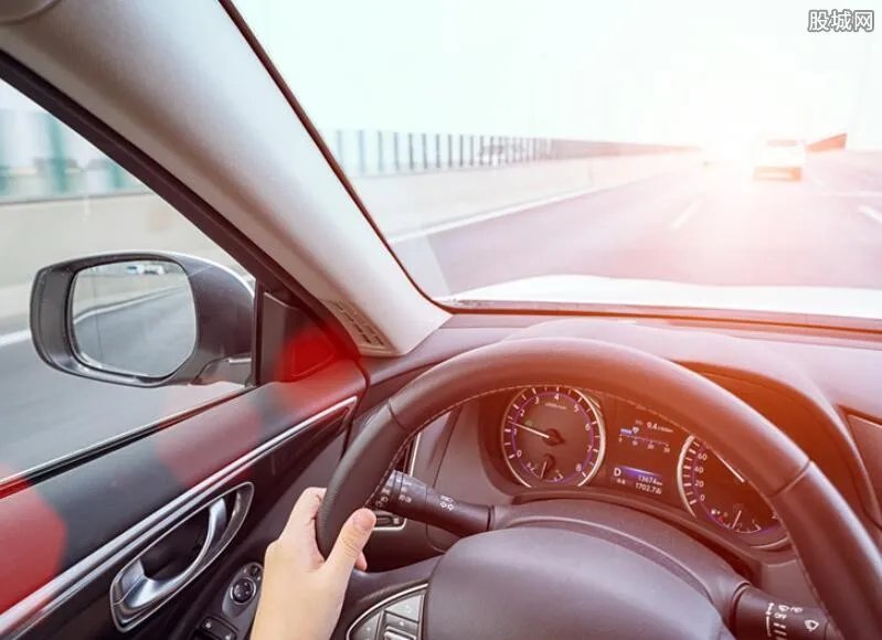 开车直播遭车碾压 花季女孩离开人世