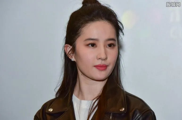 刘亦菲甜笑引尖叫 揭秘神仙姐姐的气质是怎么培养的