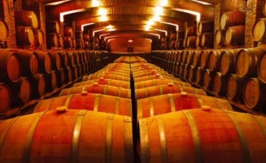 你怎么看待西班牙一所企业5万升红酒桶破裂这件事呢？