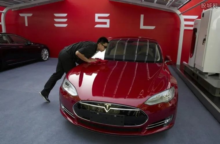 特斯拉连撞五车 事故真相令人惶恐