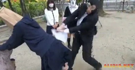 日本女高中生凶残减压方式大揭秘 被男子打屁股