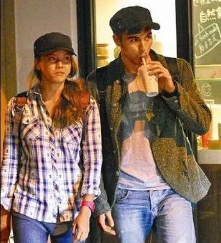 “宫洺”凤小岳升级当爸 妻子顺利产下混血儿子