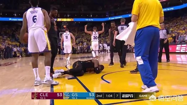 詹姆斯眼球都是血块，拉近镜头大家看到詹姆斯的眼睛之后，是什么感受？