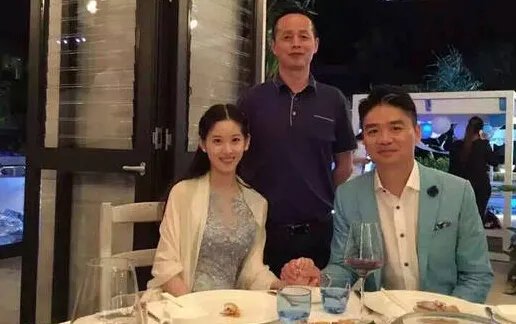 刘强东和奶茶妹妹差几岁？  昔日女神变身富豪阔太