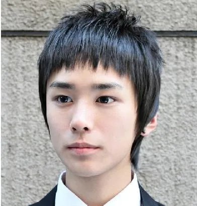 男生瓜子脸发型如何设计
