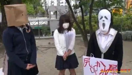 日本女高中生凶残减压方式大揭秘 被男子打屁股