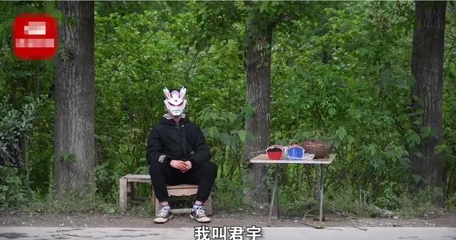 男孩面部烧伤戴奥特曼面具卖樱桃，如何帮助这名男孩度过难关？