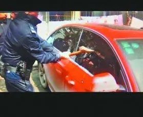 民警为什么钻车内救婴儿？