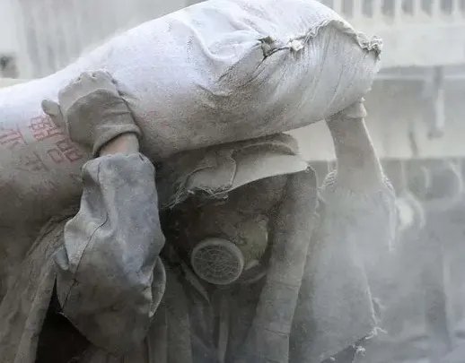 生活不易！男子全身沾满水泥被路人当成雕像，男子是从事什么工作的？