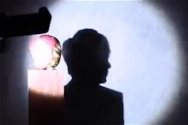 男子用苹果咬出20多位明星剪影，嘴雕的最高境界是什么？?