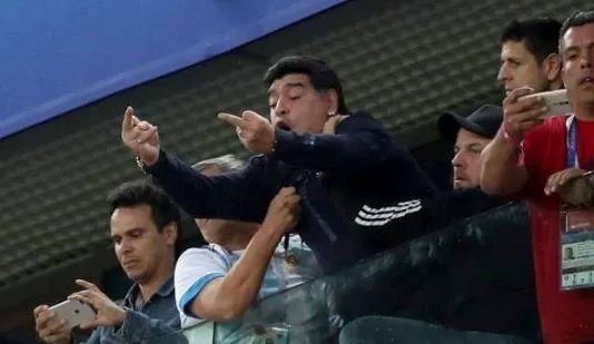 马拉多纳行为遭批：竖中指，看台抽雪茄被痛批（图）