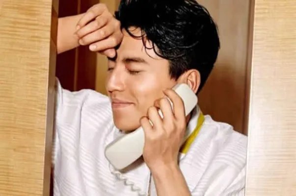 王大陆被曝亲密照：疑似环抱低调又甜蜜