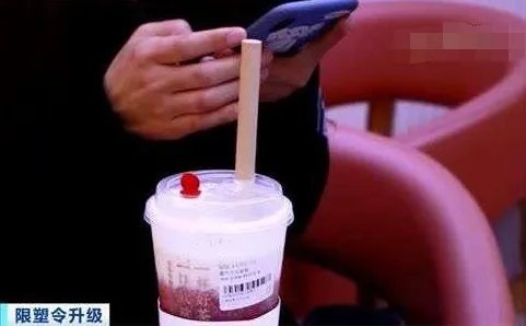 塑料吸管禁令生效首日，市场上是否还存在着塑料吸管？