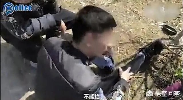 男子车祸受伤后在路边玩王者荣耀，声称可以缓解疼痛，如何看待他的行为？