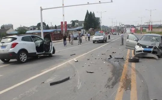 酒驾的人和一个无照驾驶的人发生交通事故，你认为是谁的责任？