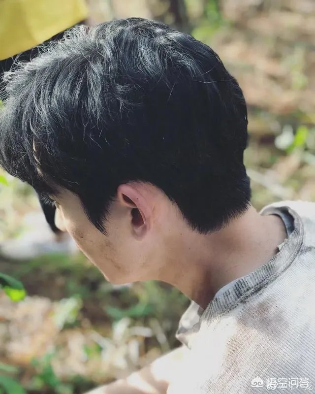 杂志封面是蔡徐坤，朱一龙粉丝怒烧杂志泄恨，真的有必要吗？