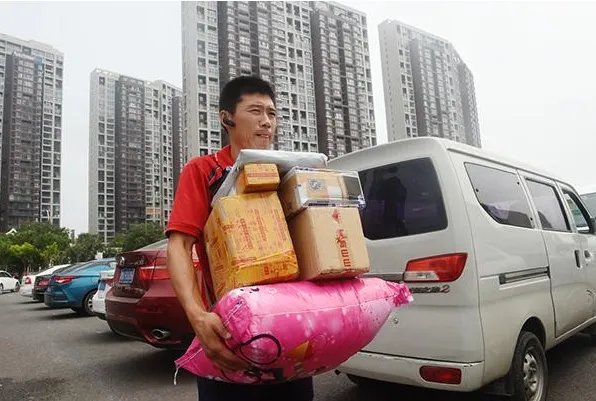 快递包裹暂放路边,被老太拿走24个,快递员为何会出现这种疏忽?