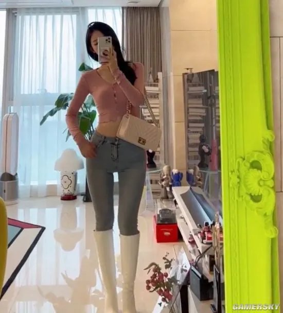 韩国美女漫画家走红网络 二次元身材亲自COS女主角