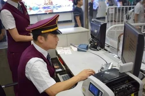 19岁地铁安全员偷闻女乘客头发,最后是如何处理的?