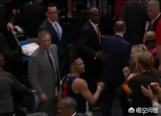 火箭VS爵士G2,哈登入场的时候,为什么会打掉爵士球迷的手机?