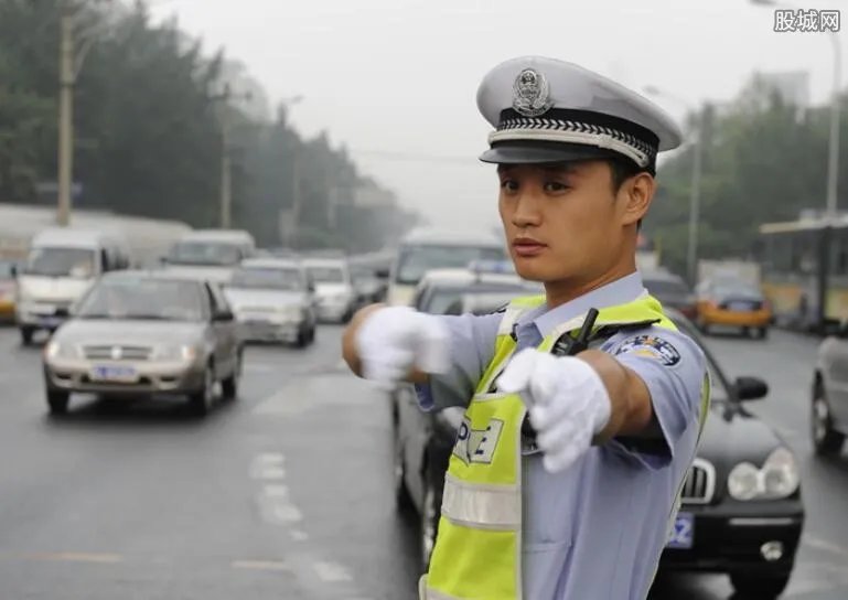 手拉手闯红灯被撞 不遵守交通规则的恶果