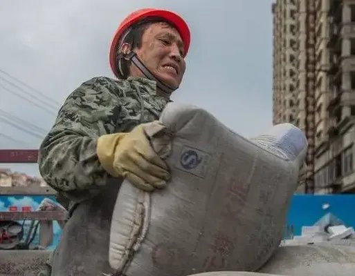 生活不易！男子全身沾满水泥被路人当成雕像，男子是从事什么工作的？