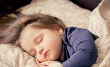 幼儿园小朋友睡觉自己哄自己,小朋友是怎么做的?