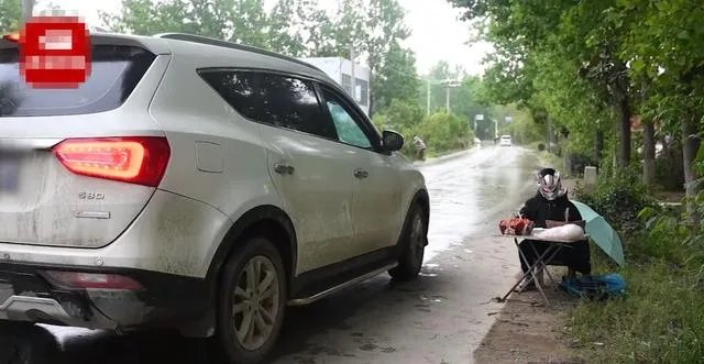 男孩面部烧伤戴奥特曼面具卖樱桃,如何帮助这名男孩度过难关?