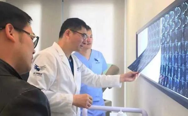 医院门口车祸无人救，医生不能脱岗是理由吗？