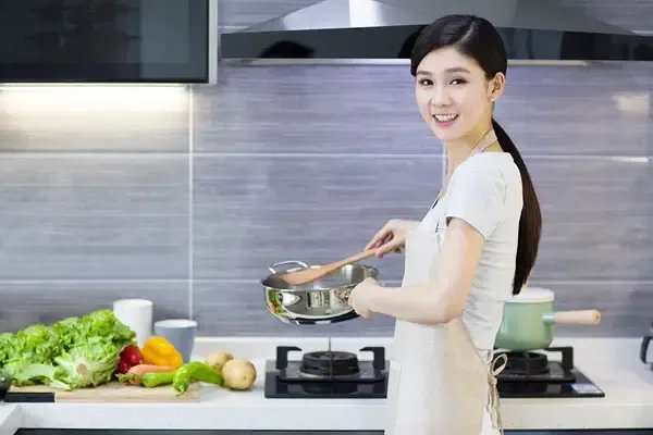 被封控的年轻人：3天烧糊了2个锅，现在为何大多数年轻人不会做饭？