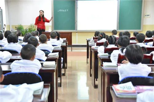 老师教室贴太阳膜观察学生引热议，评价为何褒贬不一？