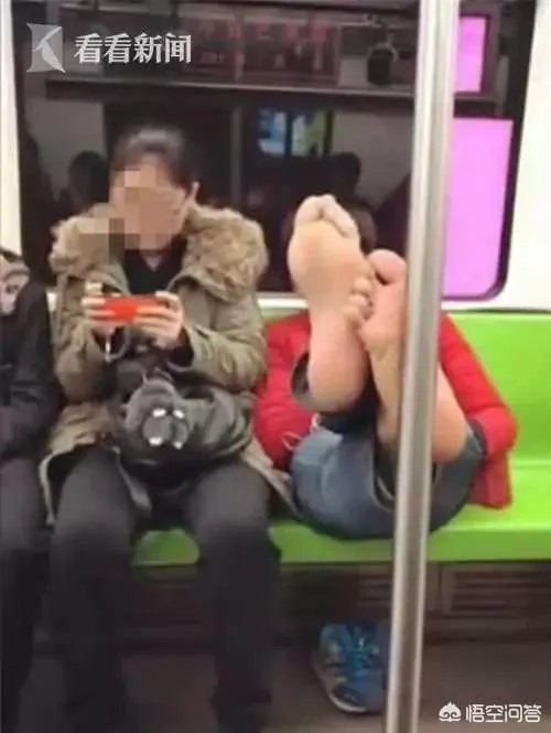 男子地铁当众脱鞋,你怎么看?