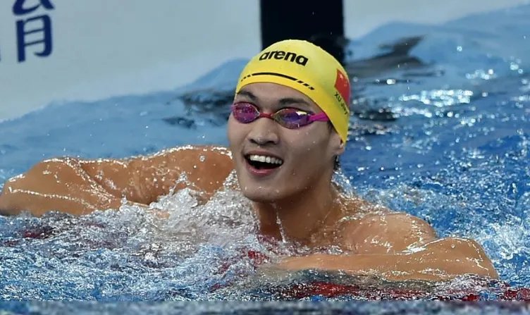 徐嘉余以什么成绩夺得男子仰泳首个冠军？