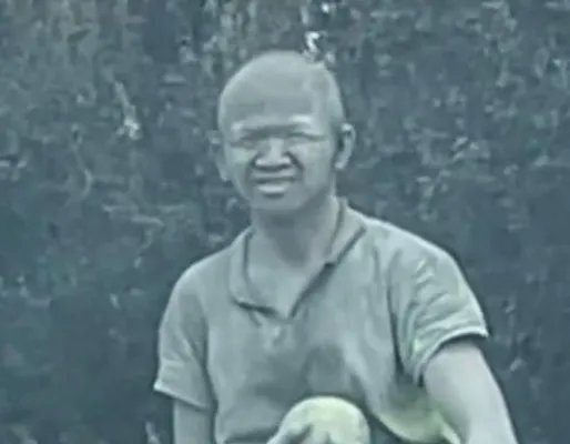 生活不易！男子全身沾满水泥被路人当成雕像，男子是从事什么工作的？