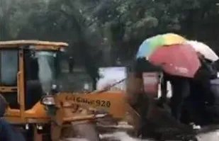 马路积水铲车运送市民10元一位,当地到底发生了什么?