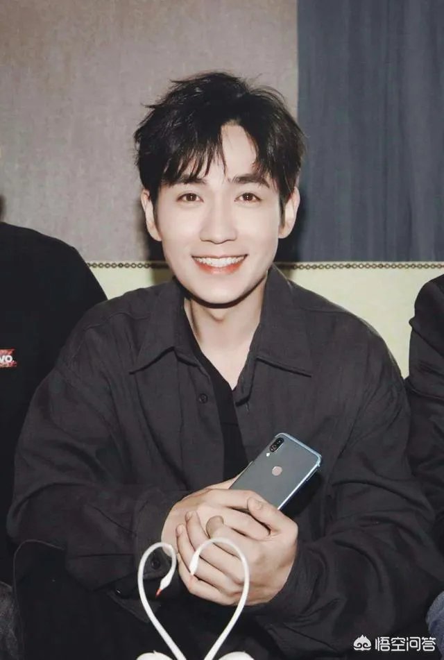 杂志封面是蔡徐坤，朱一龙粉丝怒烧杂志泄恨，真的有必要吗？