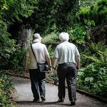 72名学生众筹为离世老师父母养老,这是一种什么做法?