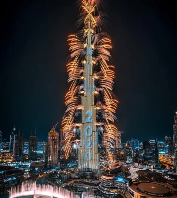 迪拜世界最高塔用中文送新年祝福 烟火秀视效惊艳！