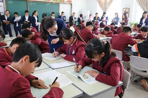 老师教室贴太阳膜观察学生引热议,评价为何褒贬不一?