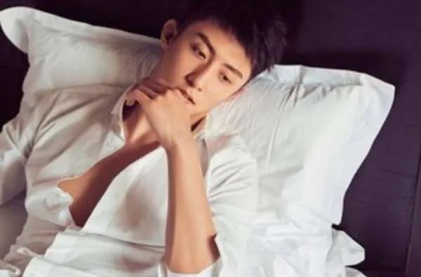 黄景瑜怒斥跟拍者,怎么看待这些跟拍者的行为?