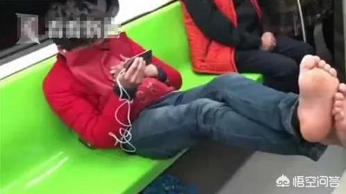 男子地铁当众脱鞋,你怎么看?