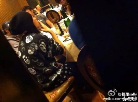 网曝陈乔恩抽烟照一改往日清纯形象(图)