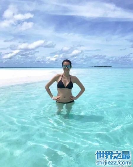 胡杏儿晒比基尼照，大肚子怀孕照堪称最美辣妈 