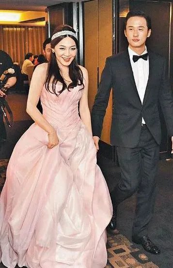 阿丹和王晓萍什么关系？ 盘点其十指紧扣逛街晒恩爱