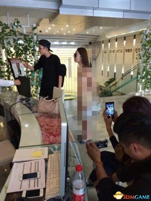 湿露露脱衣大闹整形医院 车展上COS不知火舞走红