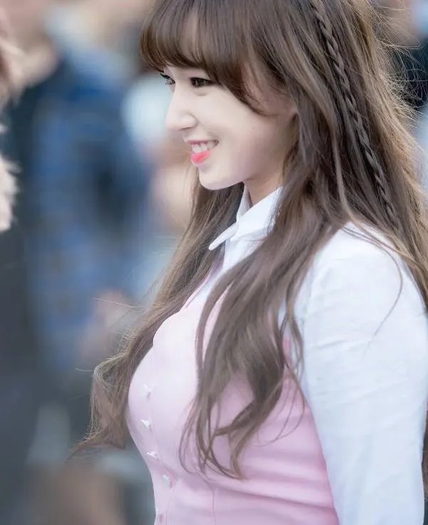 程潇的胸部有多大:程潇是多大罩杯看起来好大