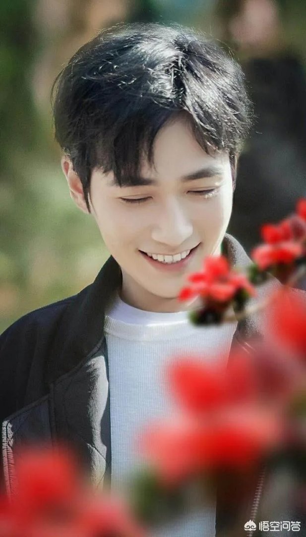 杂志封面是蔡徐坤，朱一龙粉丝怒烧杂志泄恨，真的有必要吗？