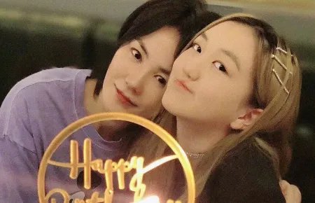 14岁李嫣晒庆生照，不见王菲李亚鹏合体，其手机壳照片暴露什么？