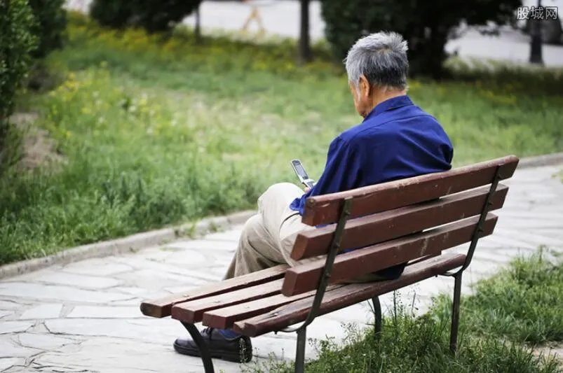 大爷疯狂追求大妈 冒险从24楼窗户爬进大妈家